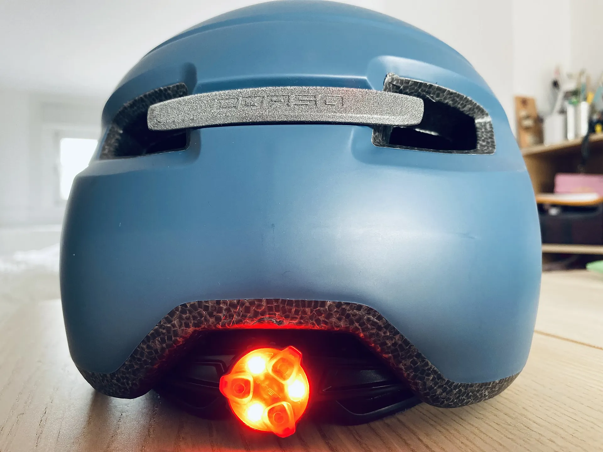 El casco MET Corso integra una luz trasera LED de serie.