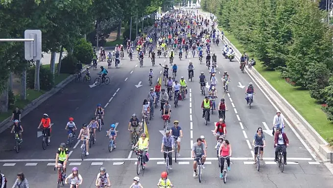 Cientos de ciclistas piden un carril bici en la Castellana