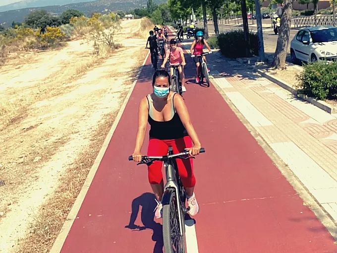 Decenas de mujeres descubren las bicicletas eléctricas en un evento de Ciclosfera en Las Rozas