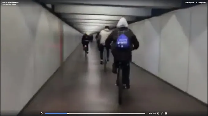 El paseo en bici por el metro de Barcelona que indigna a los usuarios