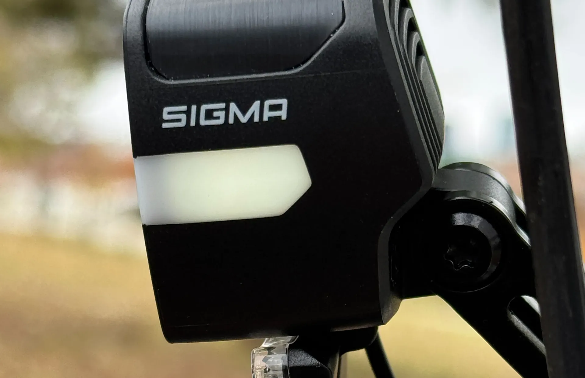 La franja lumínica lateral te otorga mayor seguridad en los cruces.