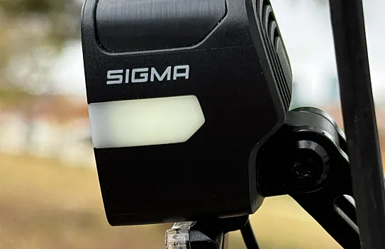 La franja lumínica lateral te otorga mayor seguridad en los cruces.