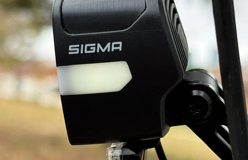 La franja lumínica lateral te otorga mayor seguridad en los cruces.