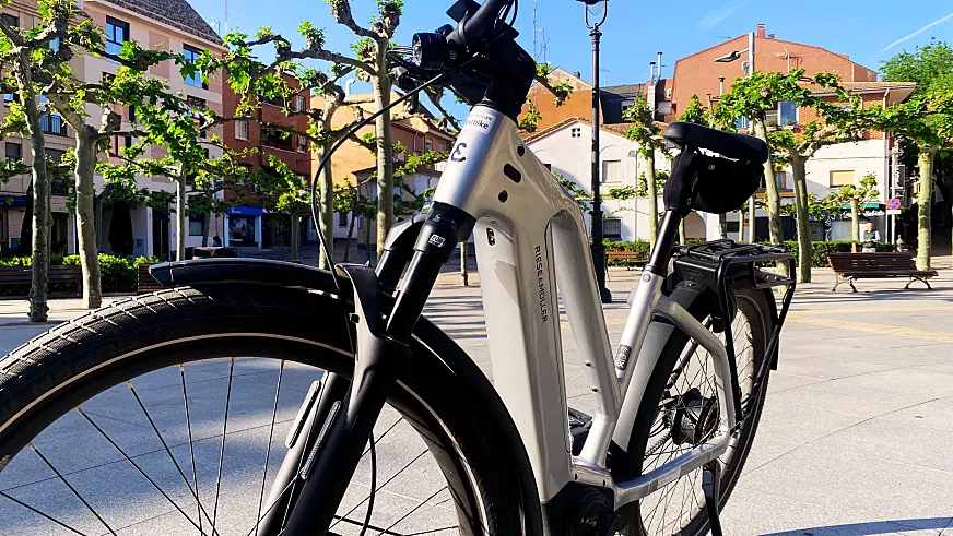 En esta perspectiva frontal aparecen dos claves de la Charger5 Mixte Vario: aplomo, confort y una geometría que inspira confianza desde los primeros metros.