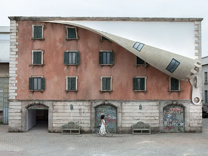 La gran ilusión de Alex Chinneck, el artista que "desnudó" un edificio en Milán