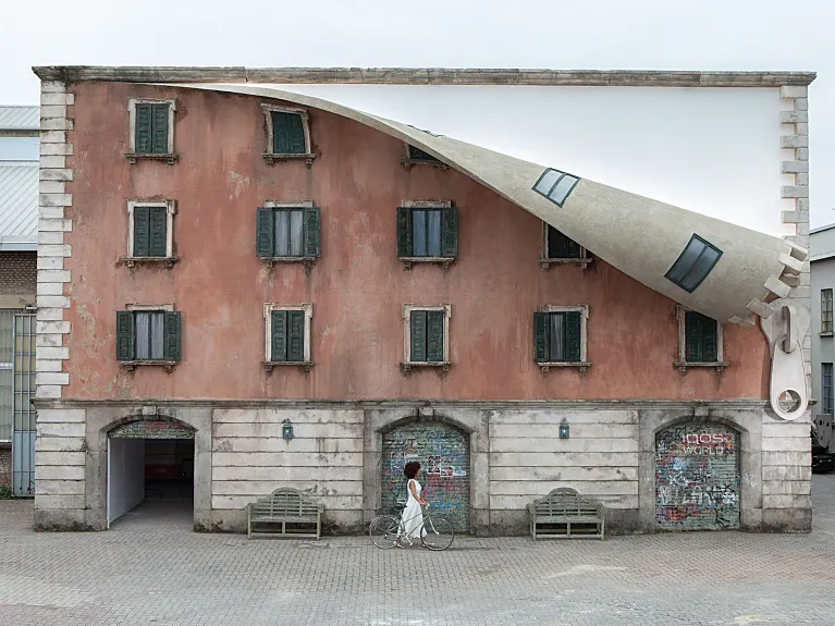 La gran ilusión de Alex Chinneck, el artista que "desnudó" un edificio en Milán