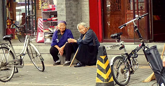 Mujeres en bici en Beijing.