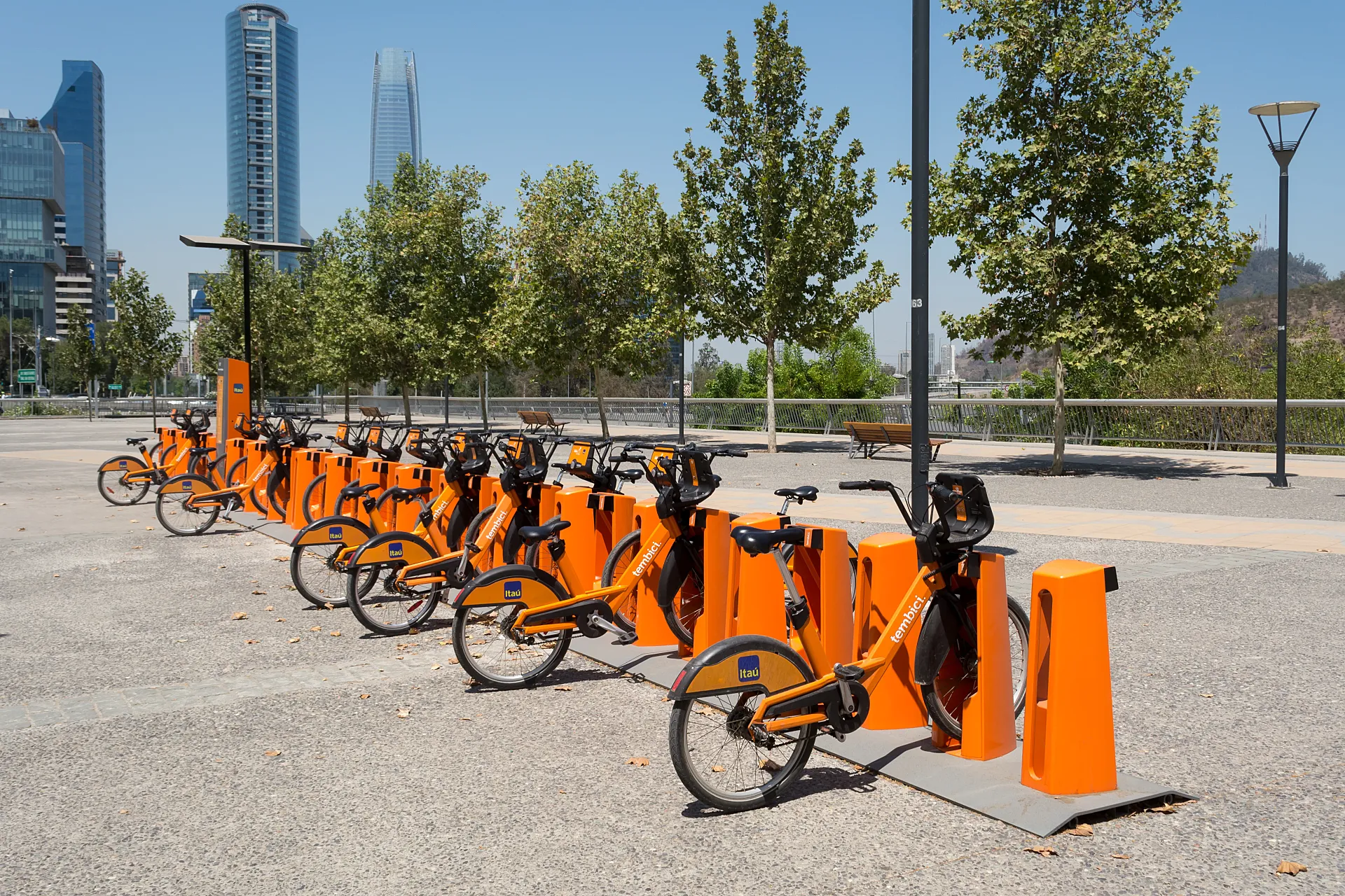 Instalación del sistema Bikesantiago en el Parque Bicentenario de Santiago de Chile (foto: Carlos Figueroa).