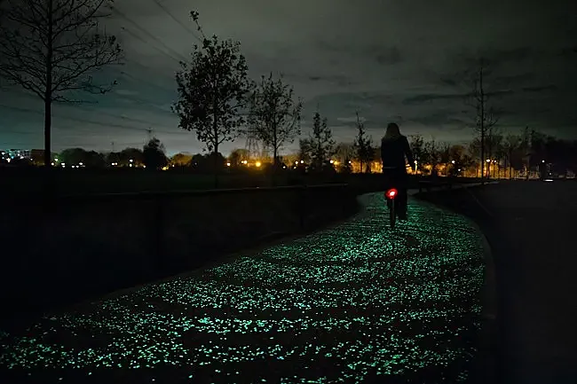 El carril bici que brilla en la oscuridad