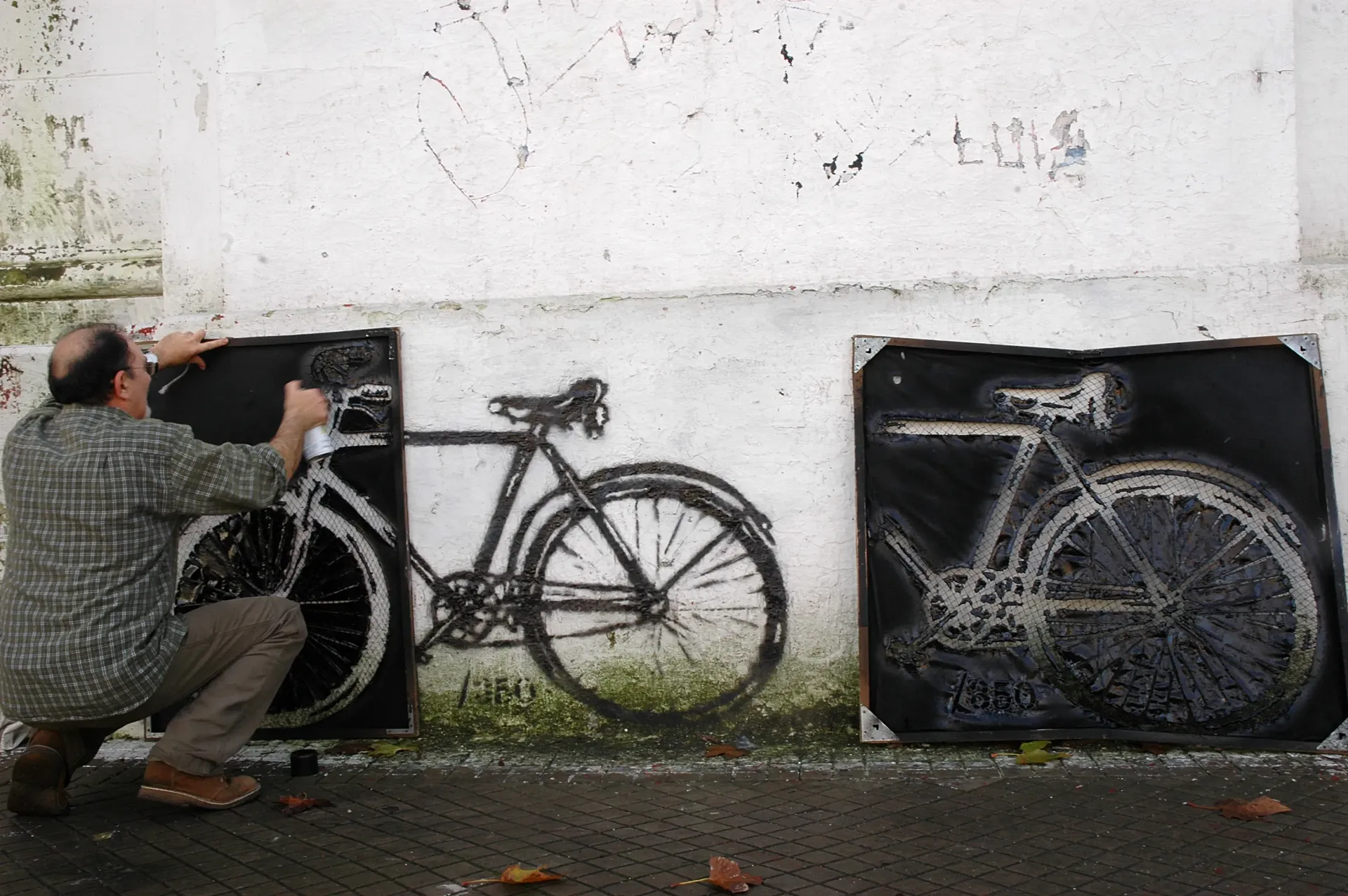 Fernando Traverso, pintando una de sus bicicletas (foto: Nicolás Pousthomis).