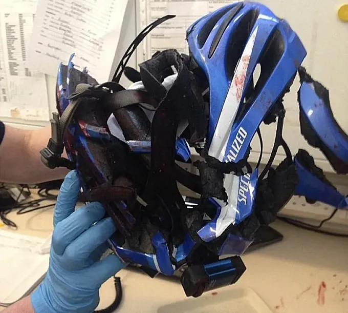 La foto de un casco aplastado se convierte en viral en la Red
