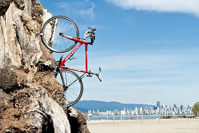 Clug, el soporte más discreto para colgar tu bicicleta