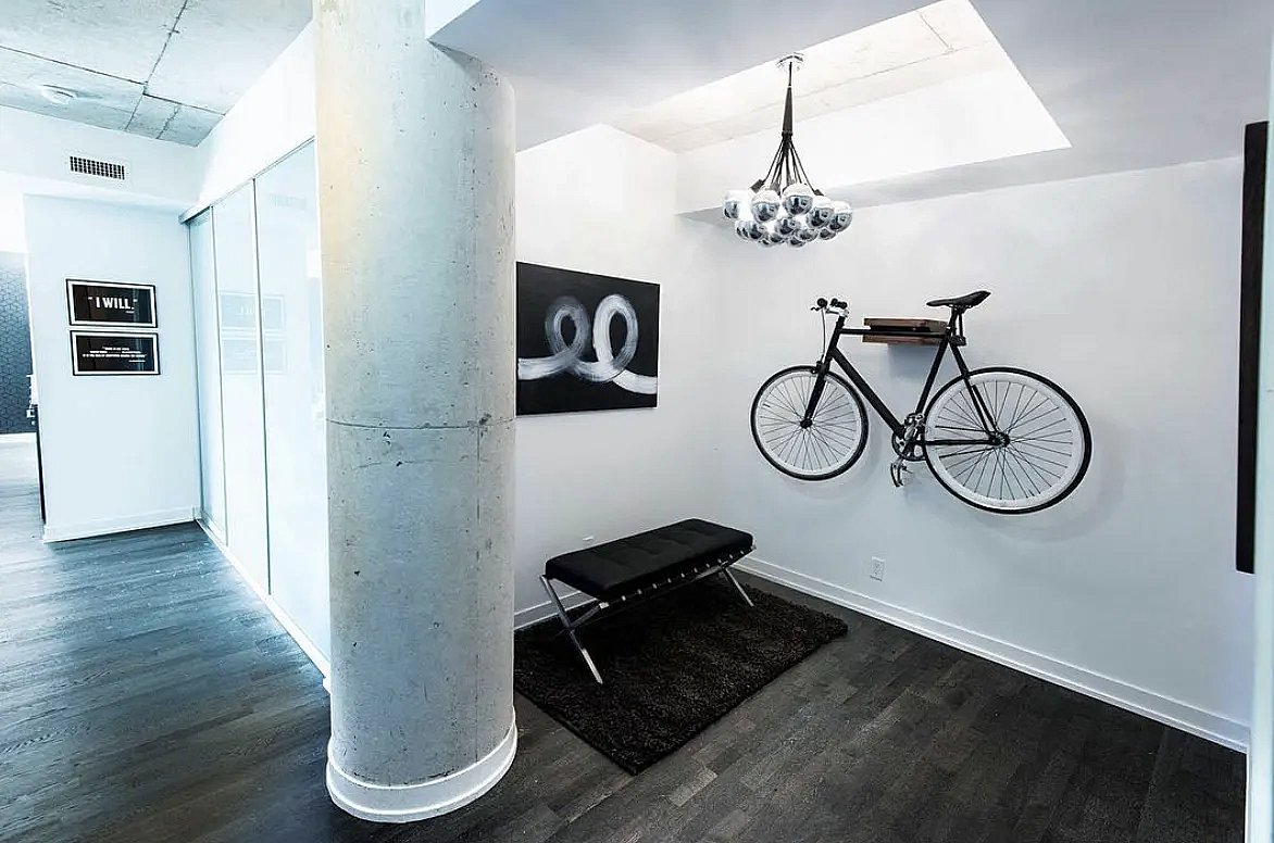 Colgada del techo o bajo las escaleras: 10 formas de integrar la bici en la  decoración de tu casa — idealista/news