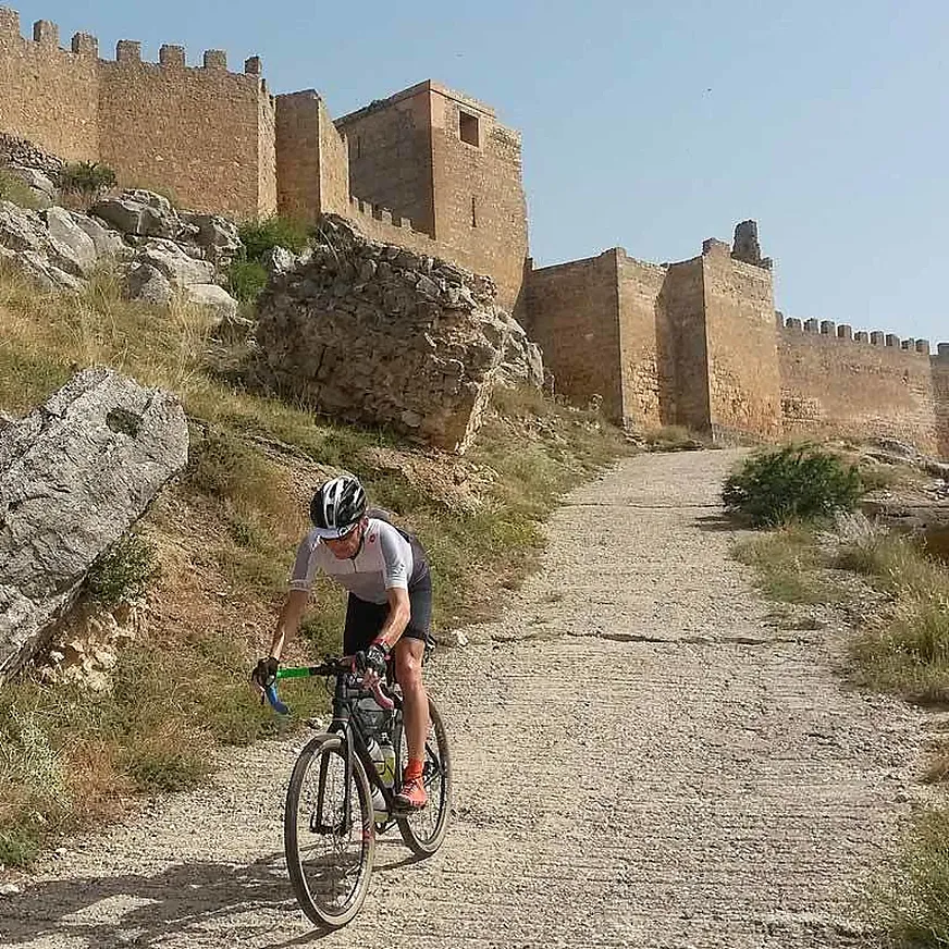 ![El Castillo de Gormaz, Soria, en el Camino del Cid, sobre una bici de gravel (foto: Timo Rokitta, Camino del Cid)