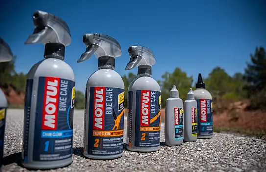 Repasamos uno a uno los productos Motul Bike Care.