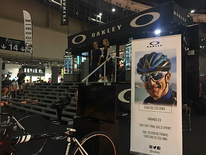 Oakley presenta su nueva línea de cascos y ropa ciclista con Carlos Coloma