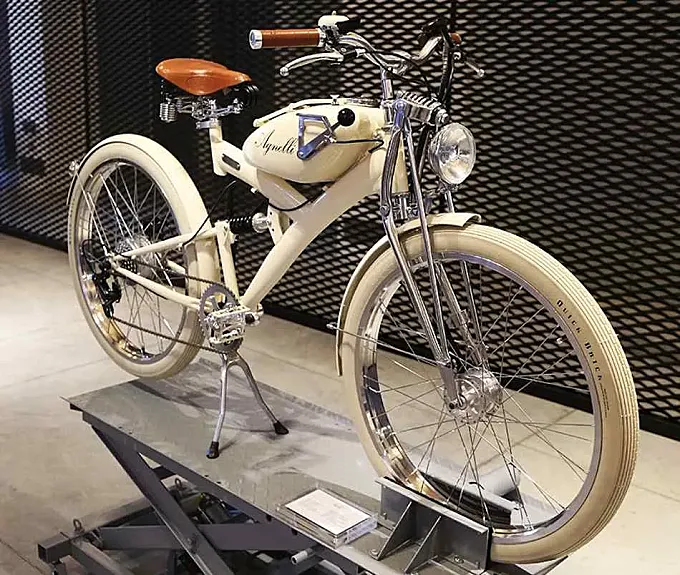 Luca Agnelli construye bicicletas eléctricas con piezas de los años 50