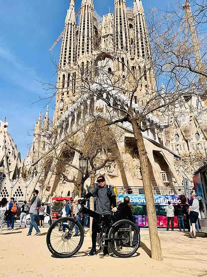 Henry posa junto a la Sagrada Familia de Barcelona.