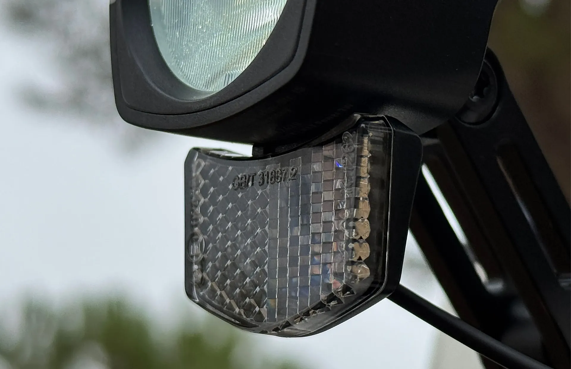 El pack de la luz delantera incluye un catadióptrico para aumentar la visibilidad.