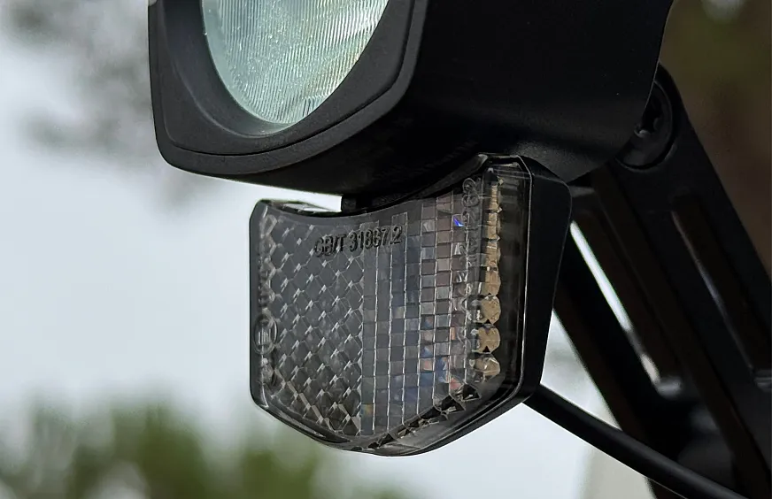 El pack de la luz delantera incluye un catadióptrico para aumentar la visibilidad.