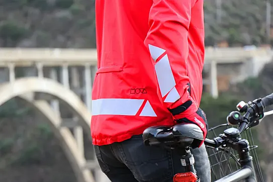 MOVA lanza una nueva chaqueta ciclista.