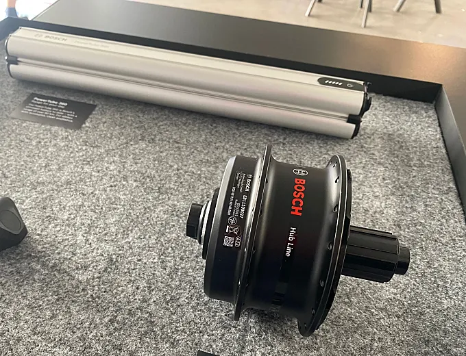 Bosch abre una nueva era: primer motor en el buje y más ligereza para ebikes "casi invisibles"