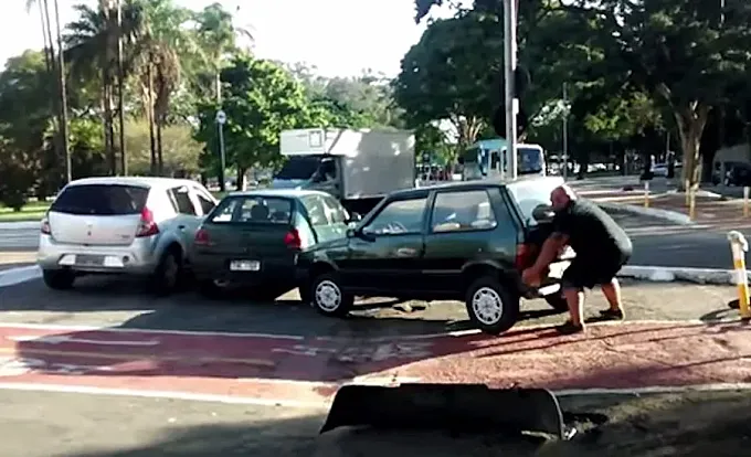El ciclista que aparta a pulso los coches aparcados en el carril bici
