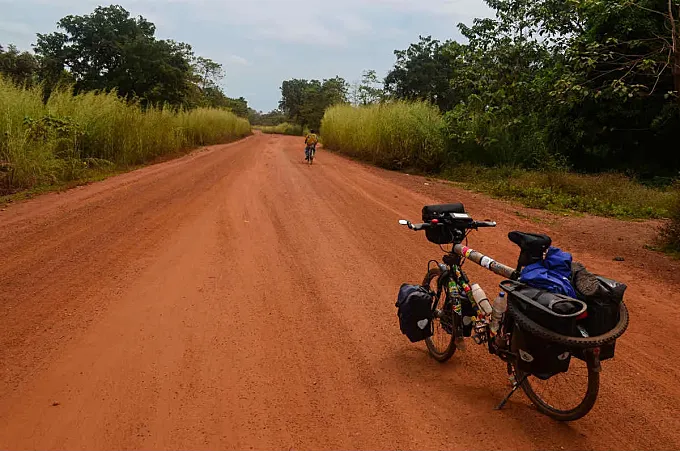 Desde Ghana hasta Nigeria en bicicleta para luchar contra el ébola