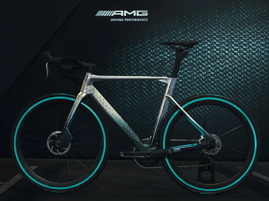 Te lo contamos todo sobre la bici inspirada en el Mercedes Benz AMG F1 Team.