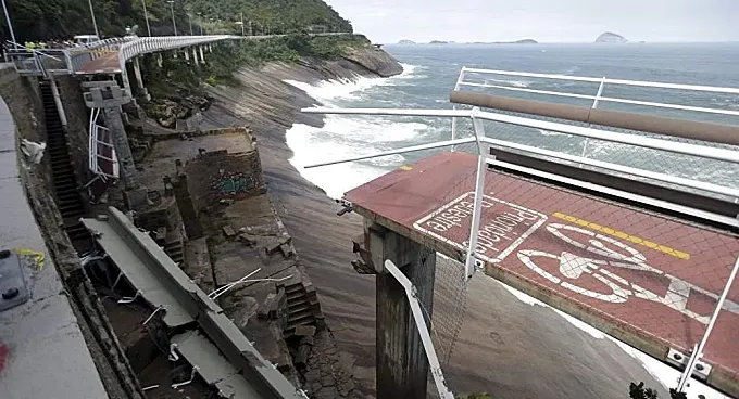 Dos muertos en Brasil al colapsar una ciclovía en Río de Janeiro