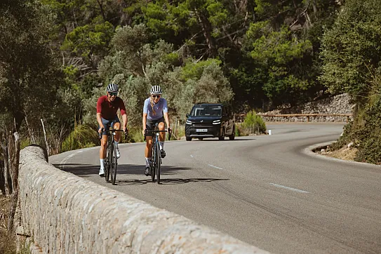 El sistema se integra con ciclocomputadores GPS para mostrar visualmente la distancia y velocidad de los coches que se acercan.