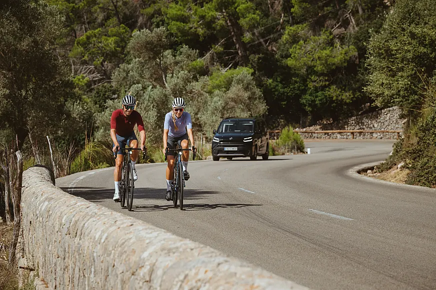 El sistema se integra con ciclocomputadores GPS para mostrar visualmente la distancia y velocidad de los coches que se acercan.