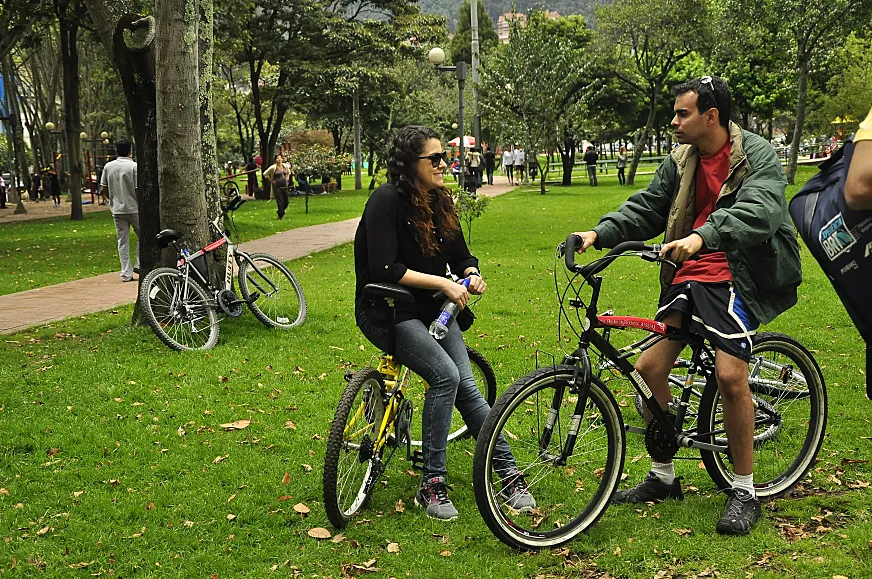 Los ciclistas de Medellín suelen reunirse en los distintos parques de la ciudad (foto: Embarq Brasil).