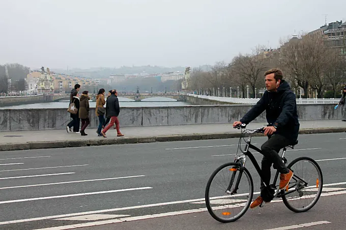 San Sebastián multará a los ciclistas que circulen por la acera