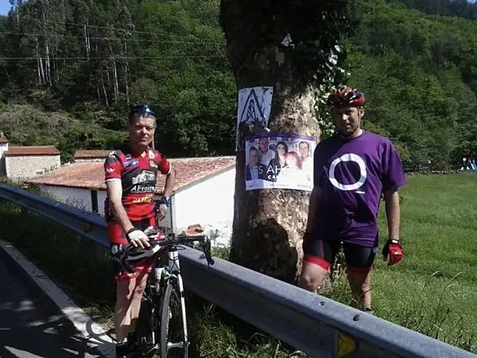 Los candidatos de Podemos recorren Cantabria en bicicleta