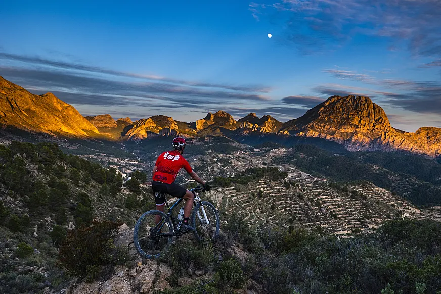 Costa Blanca: lugares casi mágicos e increíbles para la práctica del ciclismo.