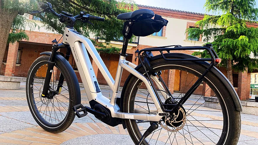 Desde atrás se aprecia bien uno de sus grandes argumentos: portabultos, guardabarros envolventes y un portabultos listo para cargar, rodar y olvidarse de complicaciones.