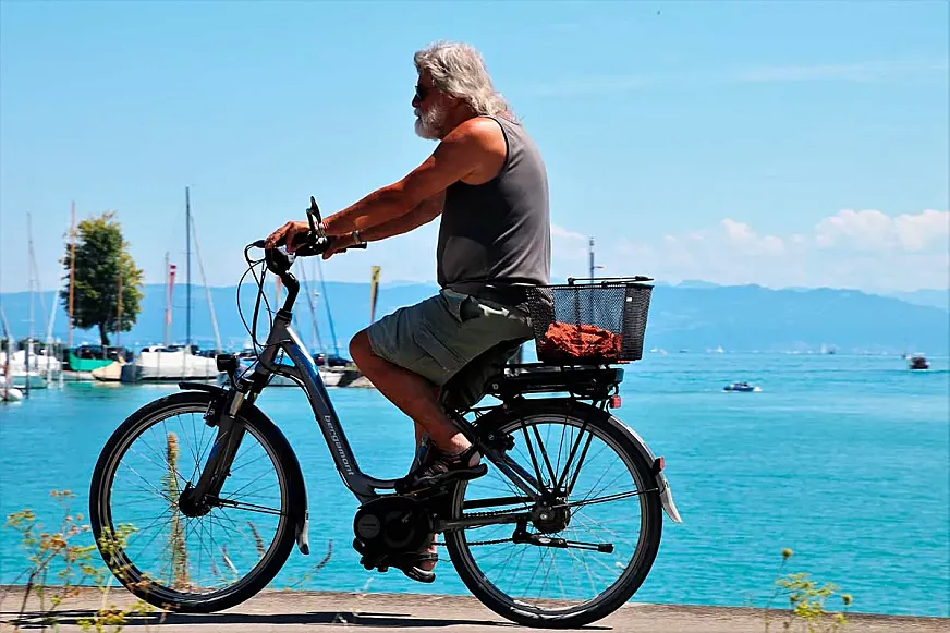 Uso de la bicicleta como medio de tranporte en una zona costera.