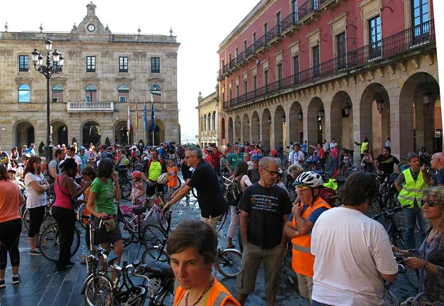 Concentración Marcha ciclista (foto: Asturies ConBici)