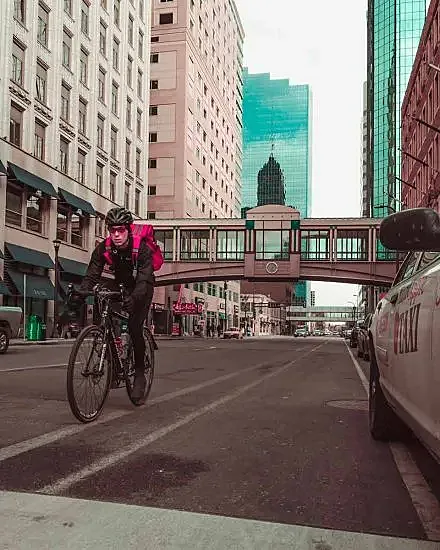 Ciclista por las calles de la ciudad.