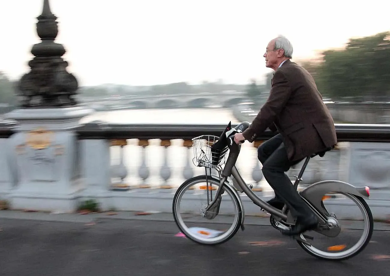 Un ciclista, en el puente parisino de Alexandre III (foto: Jean-François Gornet).