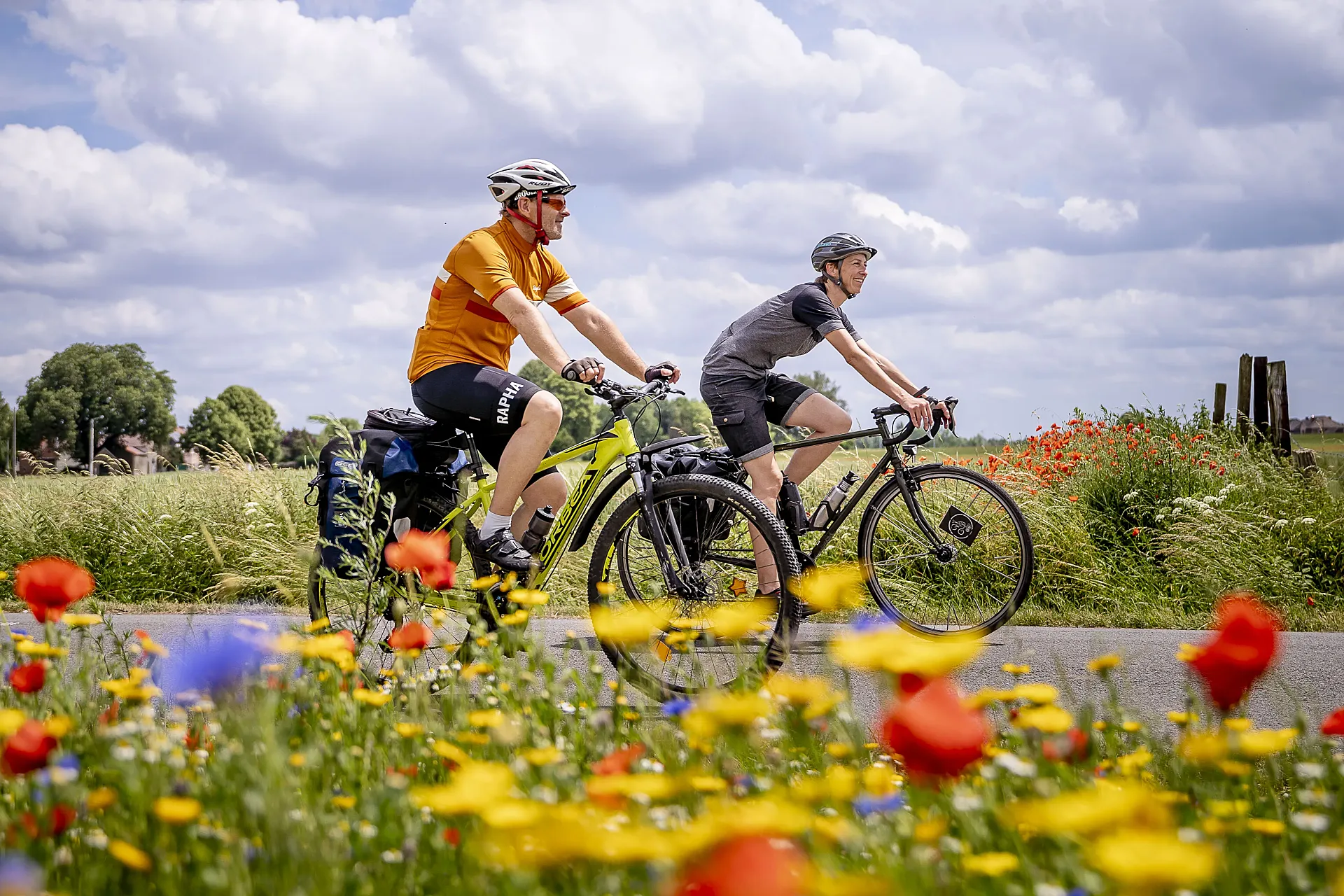 Ciclistas entre Tournai y Mons (foto:  Henning Angerer.