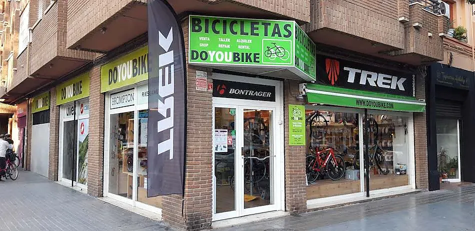 Exterior de una de las tiendas de DOYOUBIKE en Valencia.