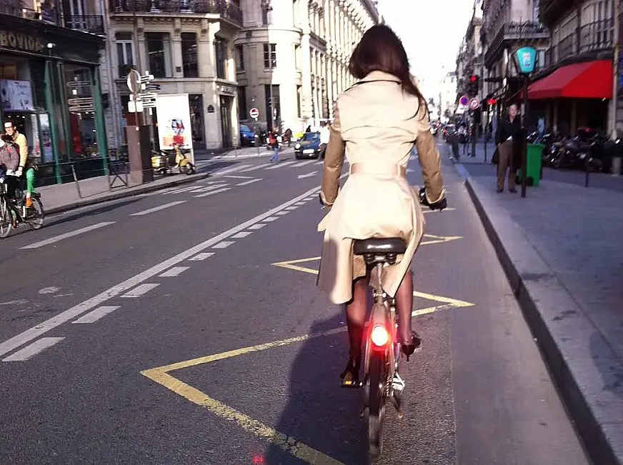 Una ciclista en París (foto: Carsten Sprotte).