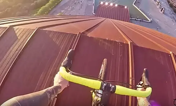 Vittorio Brumotti: en bici por la cubierta de un edificio de seis plantas