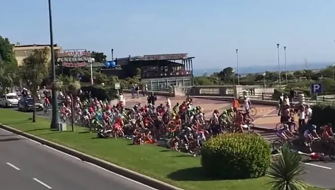 Un espectador provoca con su bicicleta una caída masiva en el Giro de Italia