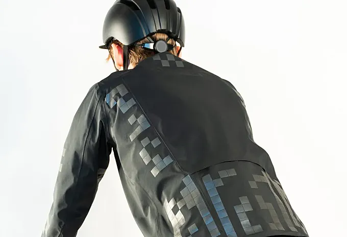 Diseñan una chaqueta para proteger a los ciclistas de los coches autónomos
