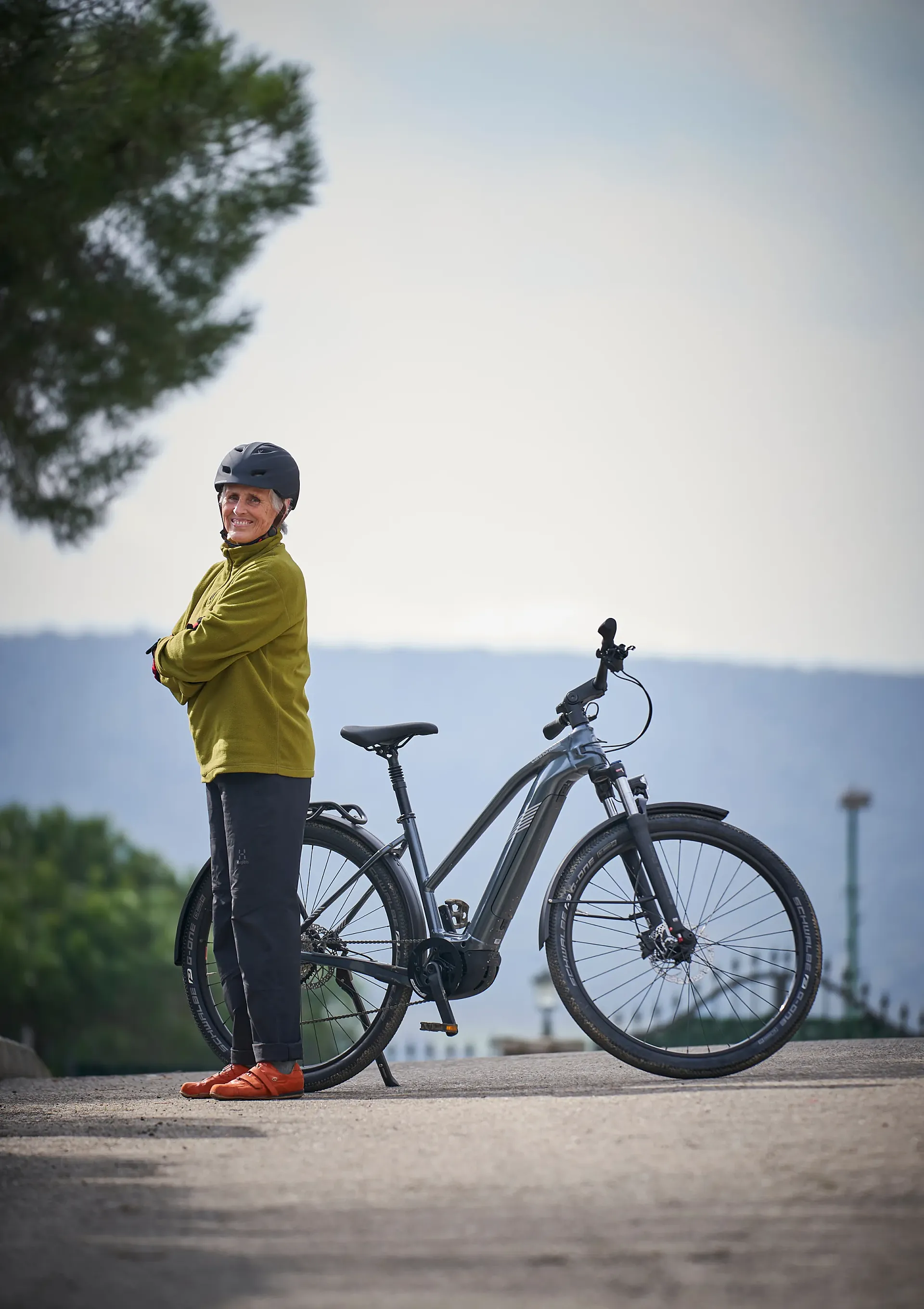 Mercedes Milá disfruta de la bicicleta en el campo: de momento, de ciudad... poco (foto: César Lloreda).