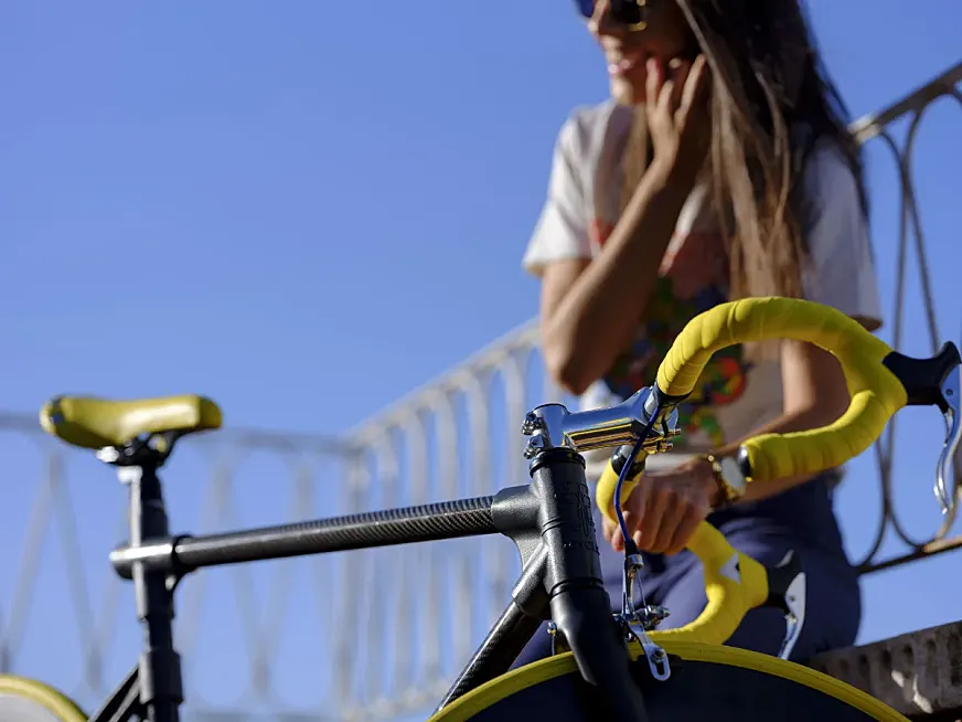 Lucía Español y su bicicleta urbana Cyclic.