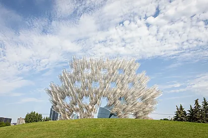 La escultura ha sido exhibida en Tokio, Taipei, Berlín, Londres, Sao Paulo, Buenos Aires y distintas ciudades de EEUU.